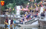 Người dân Thủ đô thích thú nghe hát quan họ tại Văn Miếu - Quốc Tử Giám